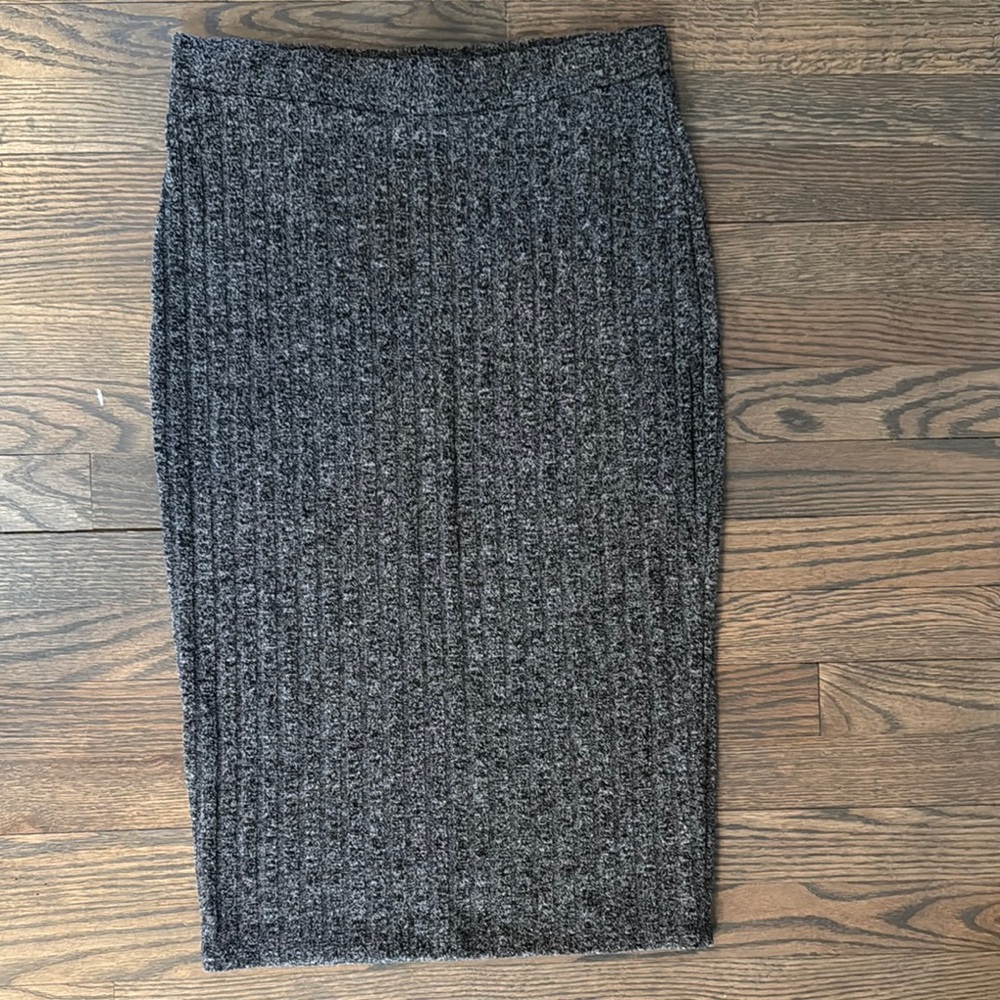 Elegant Gray Knit Skirt